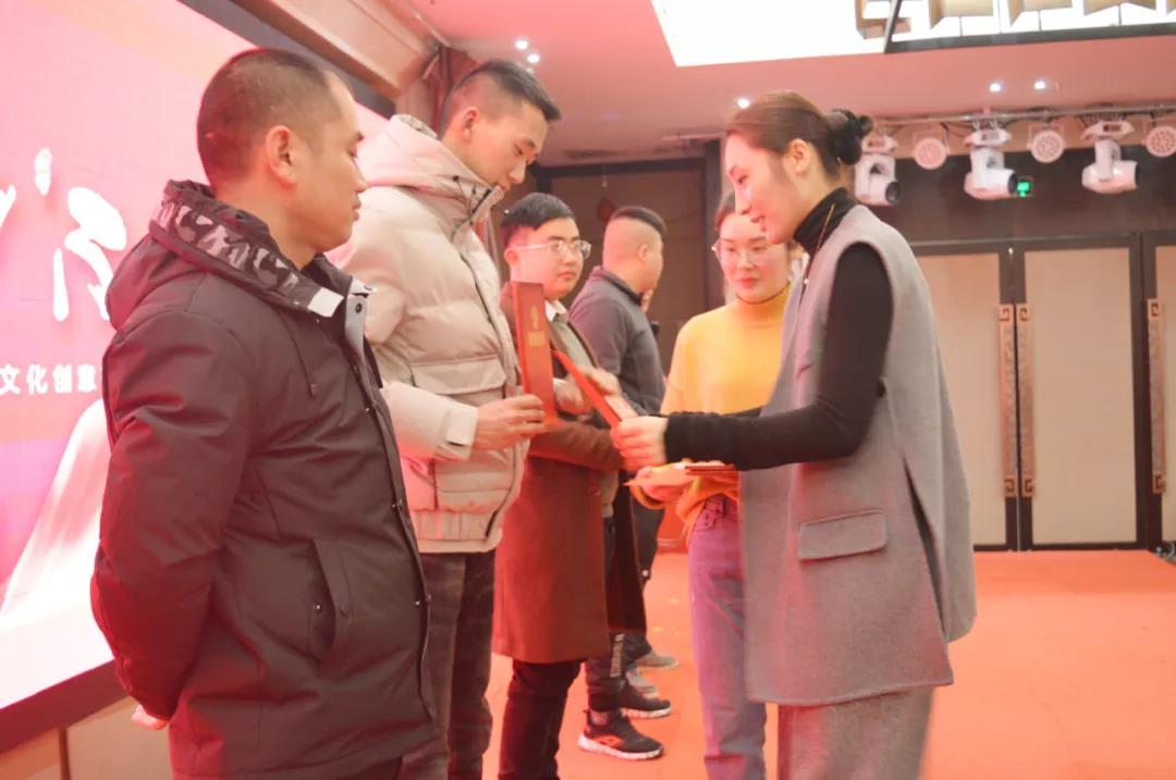 丁總為優秀班組員工頒獎 丁總為優秀班組員工頒獎