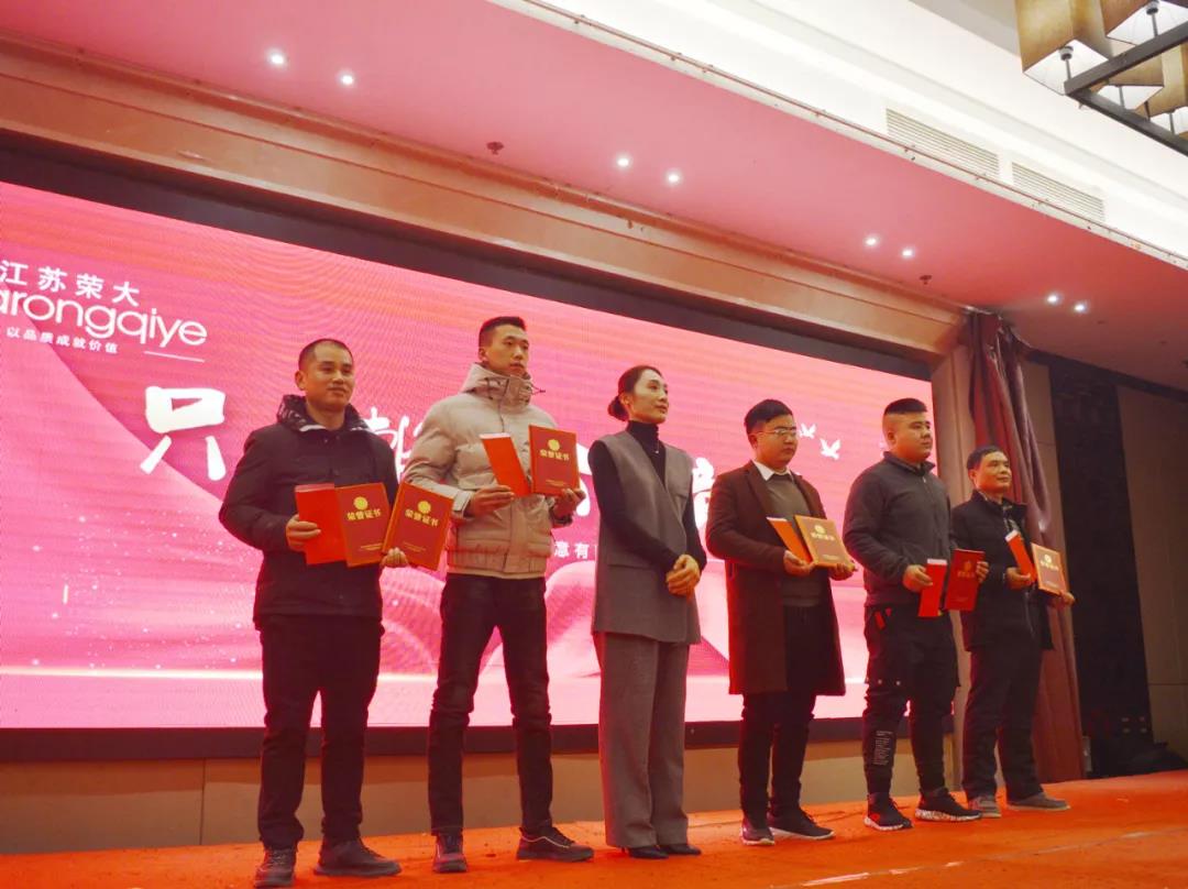 丁總與優秀班組團體合影 丁總與優秀班組團體合影